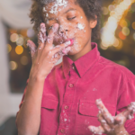 Comment cuisiner avec ses enfants sans que ça finisse en champ de bataille ? C'est possible, découvez nos astuces.