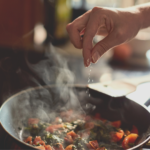 Par quoi je peux remplacer le sel dans mes plats ?Par quoi je peux remplacer le sel dans mes plats ? Découvrez nos alternatives au sel afin de proposer des plats toujours plus sains.