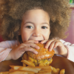 Quelle quantité de protéine les enfants doivent consommer ? Découvrez comment les aider à atteindre cette recommandation.